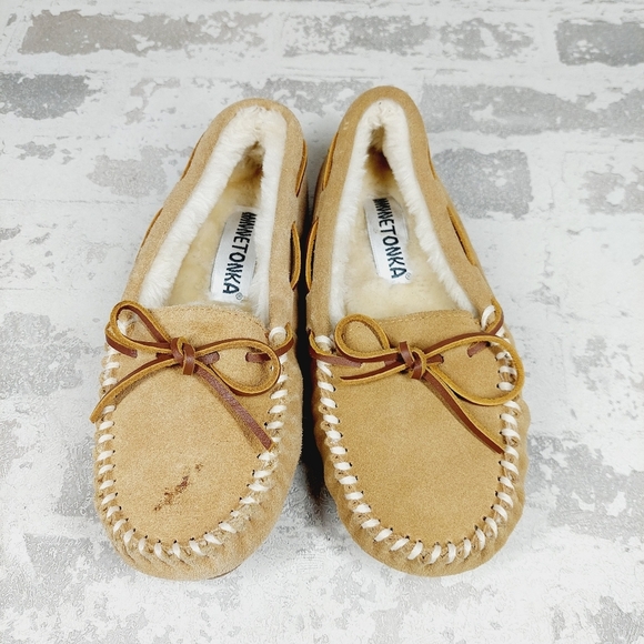 New Minnetonka Tan Suede Slip On Lace Top Fur Lining Casual Flat Loafers F80 - Picture 4 of 11
